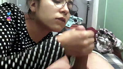 Ruční práce s dokončovacími pracemi v ruce - spousta mléka